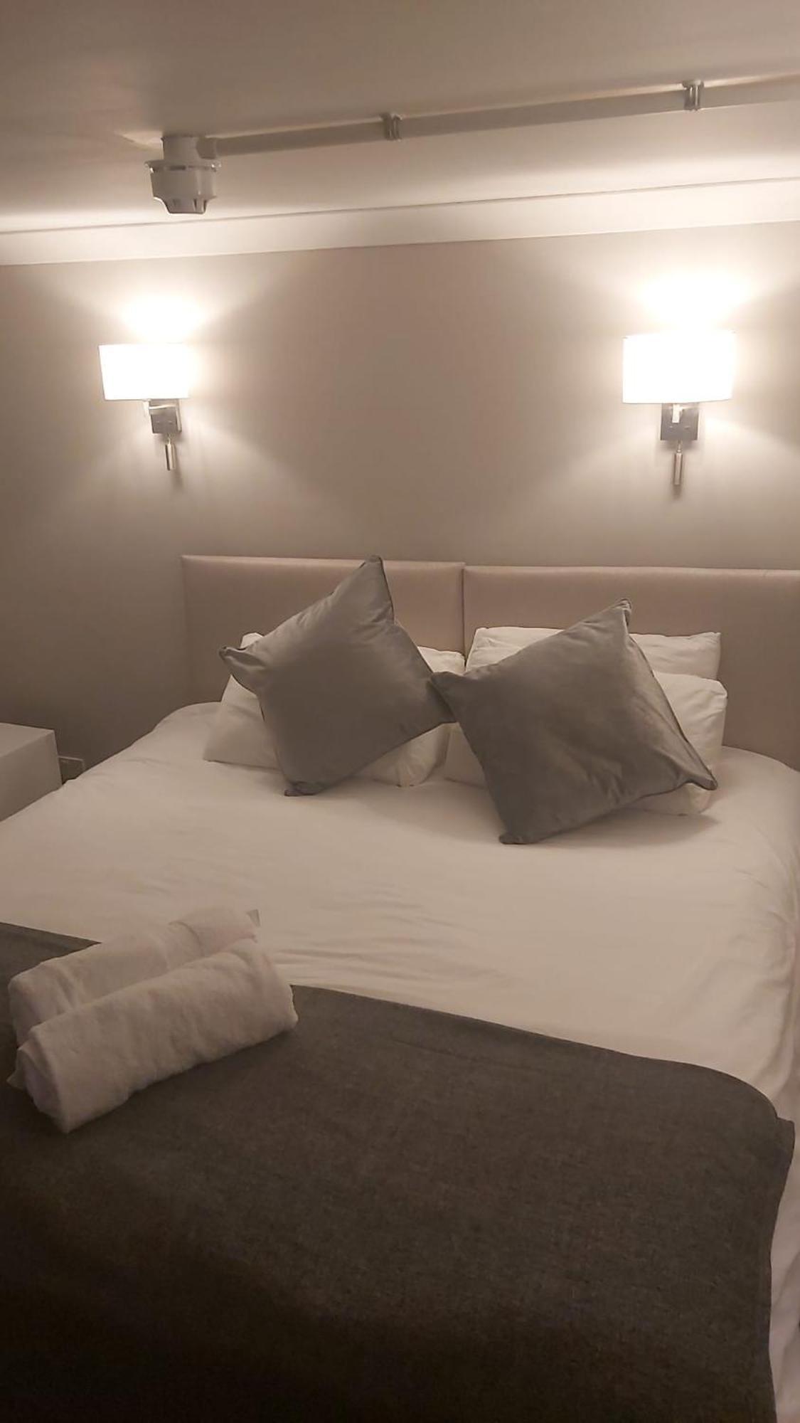The Red Lion Great Offley Hotel Bagian luar foto